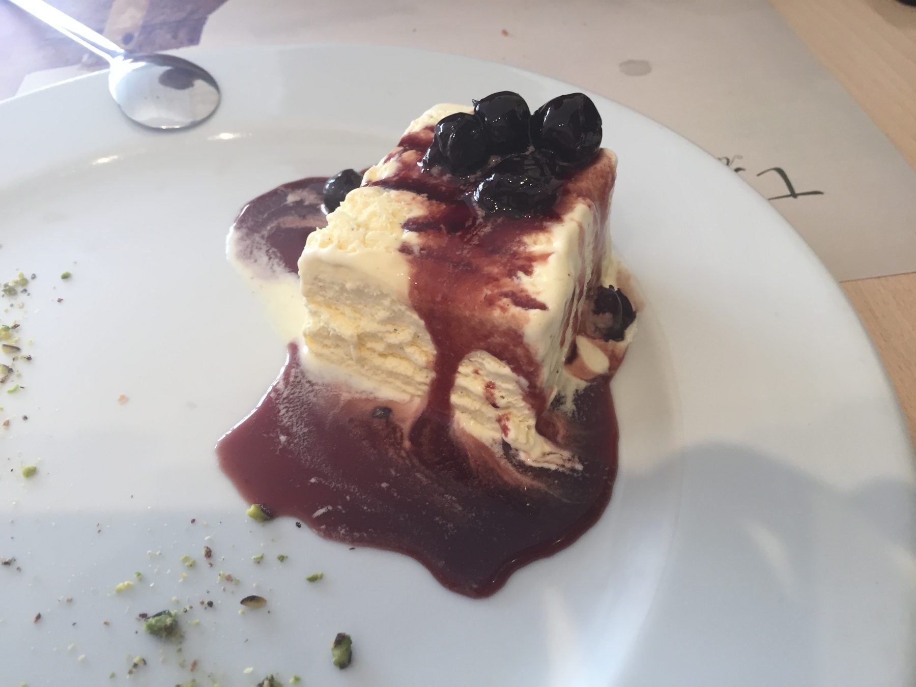 Tamam Restaurant'ta meyve sosuyla servis edilen tatlı