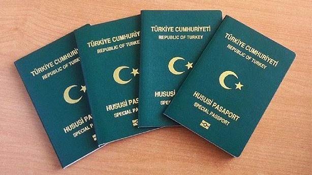 Masaya yayılmış dört yeşil hususi pasaport