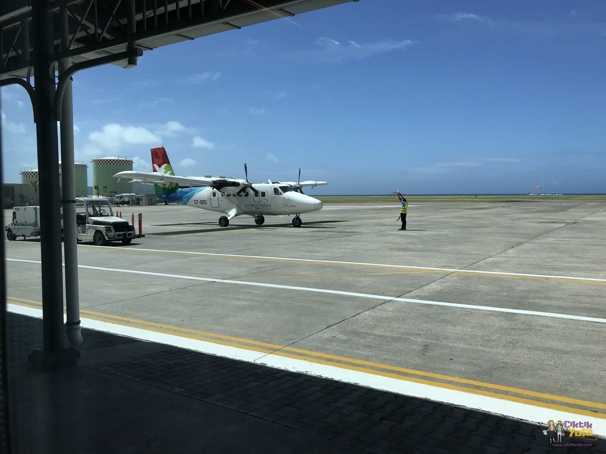 Havalimanı apronundaki Air Seychelles pervaneli uçak