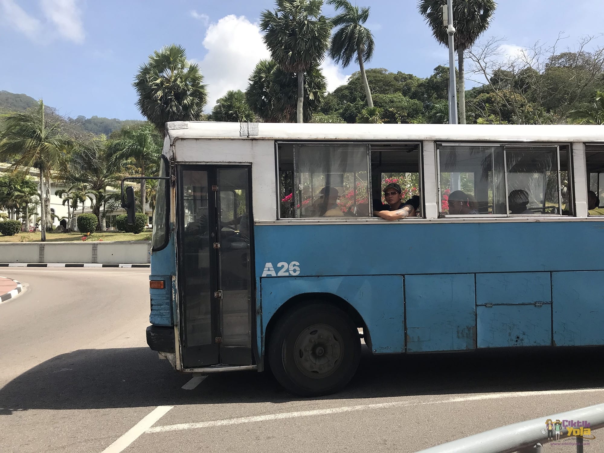 Seyşeller'de yolcu taşıyan mavi A26 numaralı otobüs