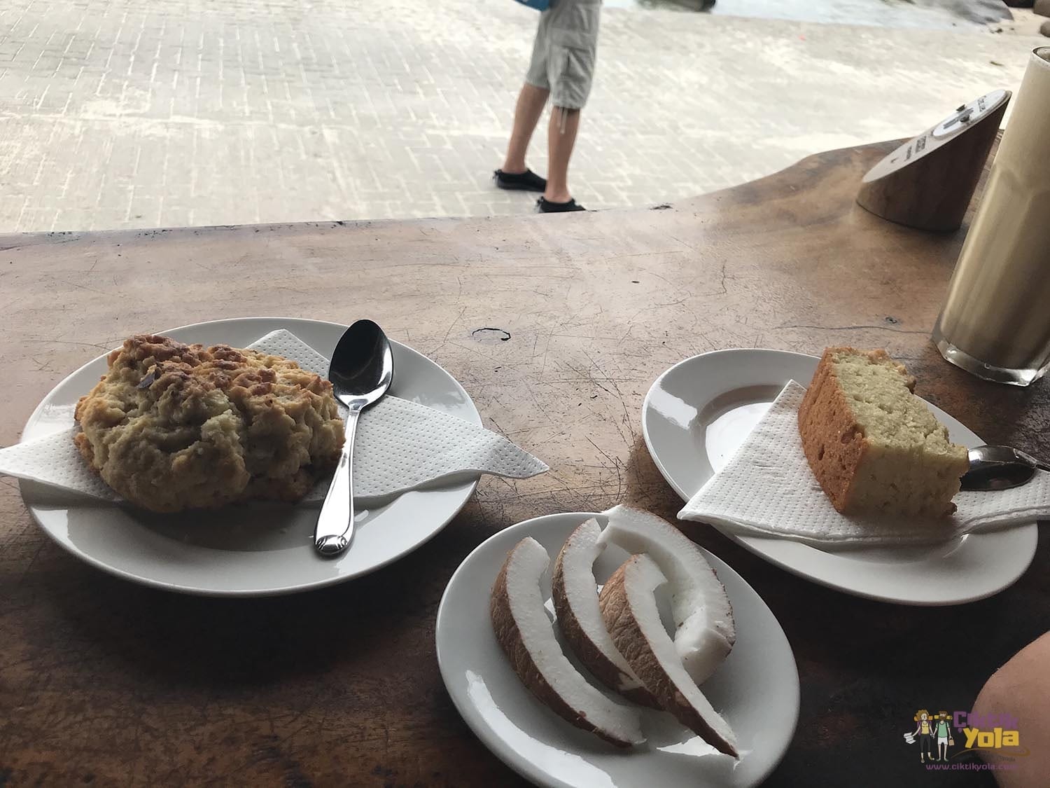 Chez Jules Coconut ve Banana Cake