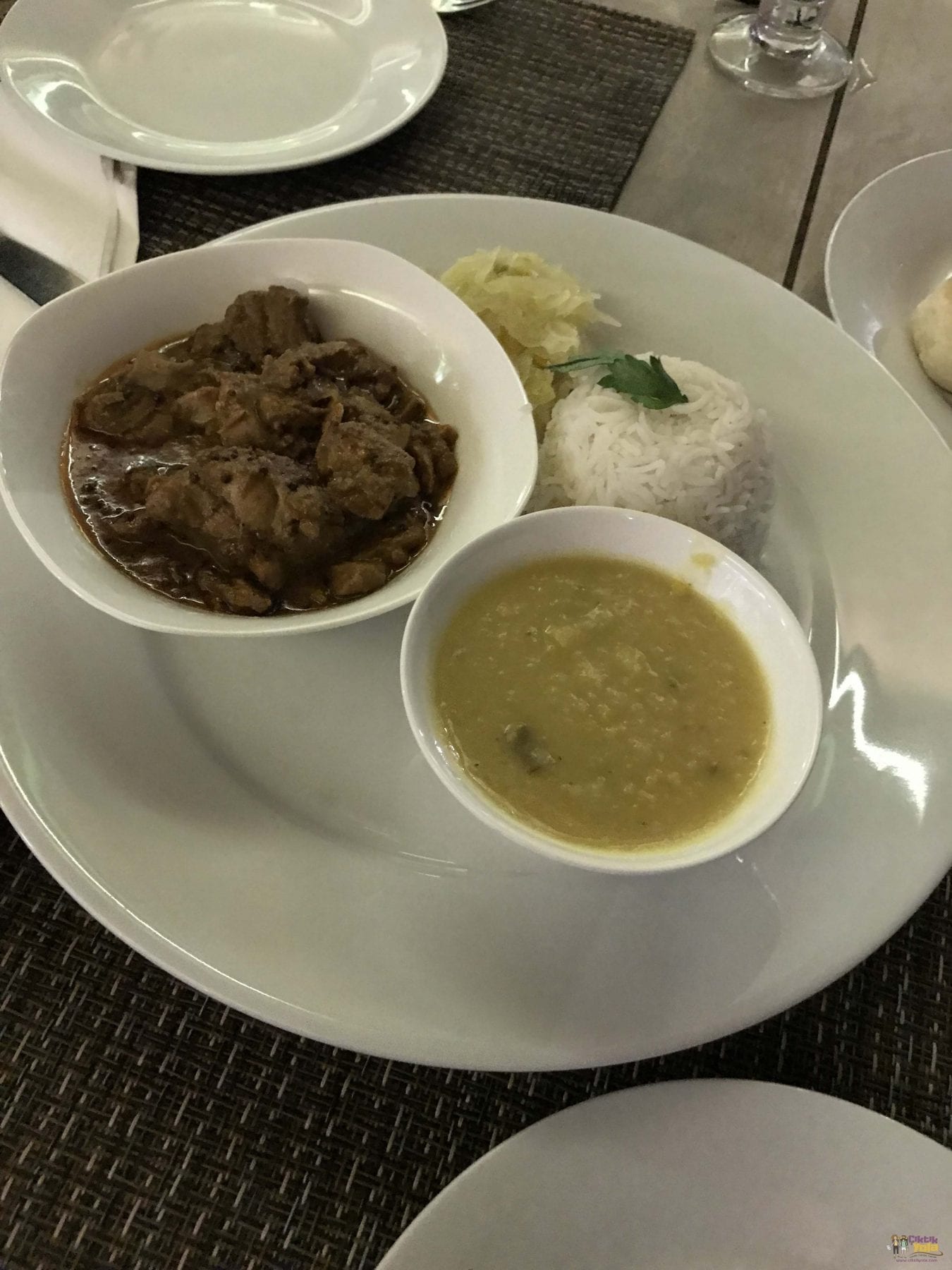Cafe Kreol'de pilav ve soslarla servis edilen dana etli körili yemek