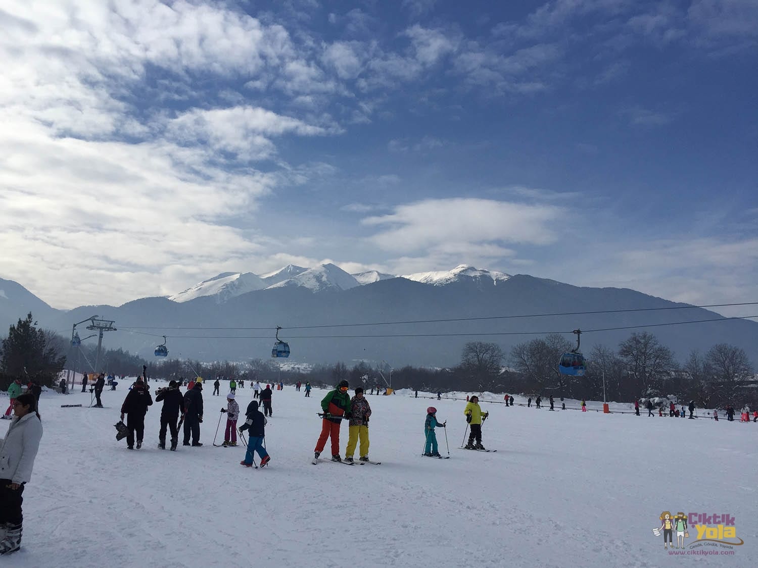 Bansko'da gondol hattı, kayakçılar ve karlı dağlar