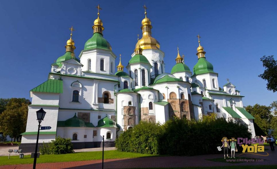 Kiev'deki St. Sophia Katedrali'nin yeşil ve altın renkli kubbeleri