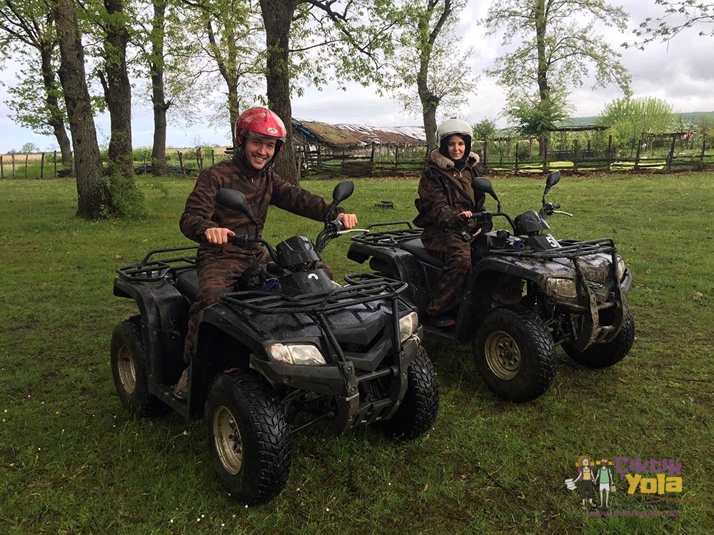 İğneada'da çimenlik alanda ATV araçlarına binen iki kişi