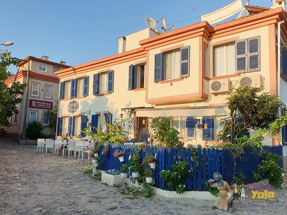 Cunda'da mavi panjurlu Duru Pansiyon binası