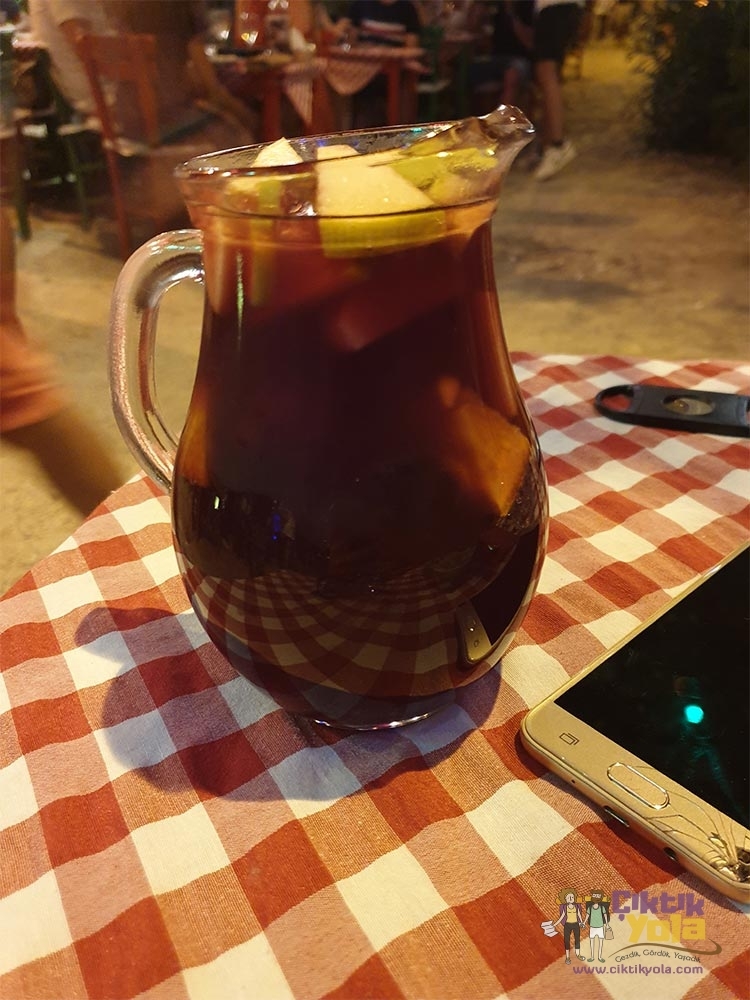 Vino Şarapevi'nde meyveli sangria sürahisi