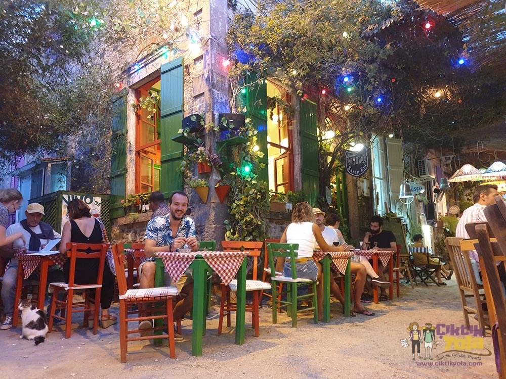 Cunda'da Vino Şarapevi'nin ışıklarla süslü açık hava masaları
