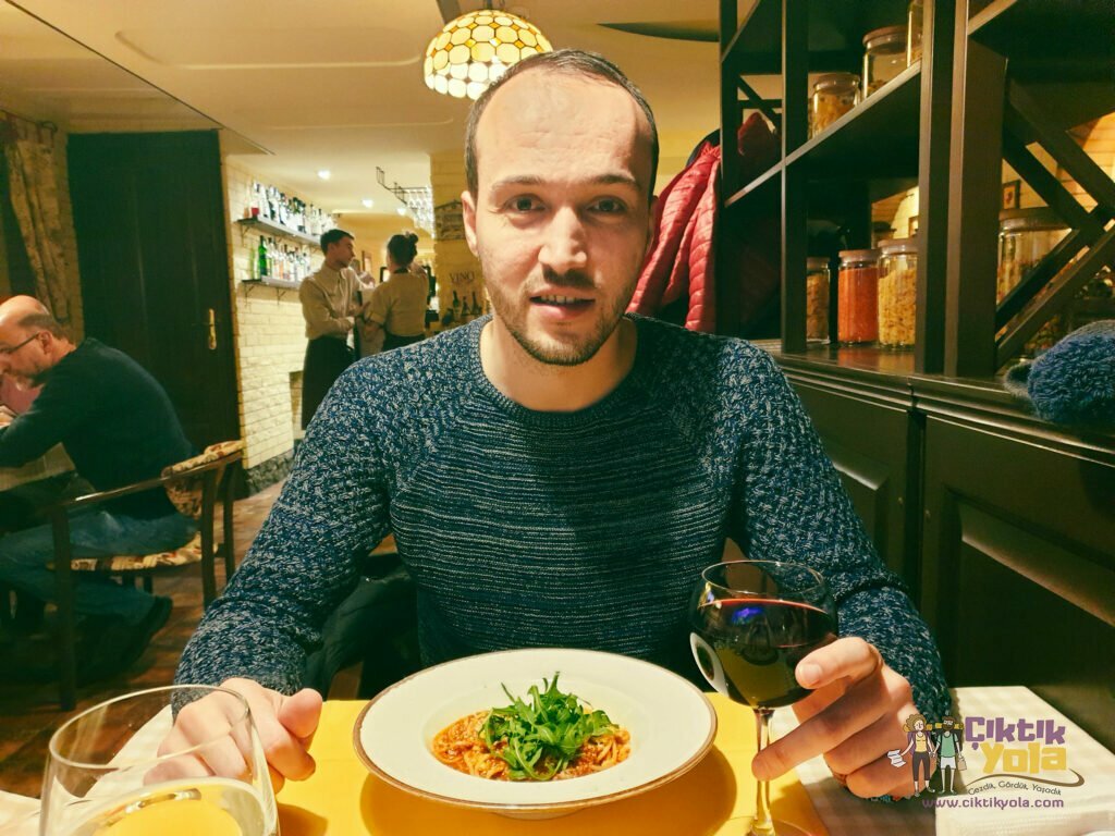 Kharkiv'deki Forchino restoranında yemek masasında oturan kişi