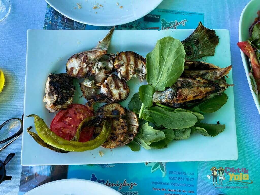 Denizkızı Restoran'da yeşillikle servis edilen ızgara balık