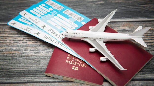 Pasaport ve biniş kartlarının üzerindeki oyuncak uçak